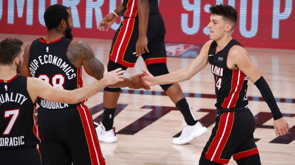 Free cute tyler herro is shaking hand to other player wearing black sports dress basketball hd sports wallpaper download