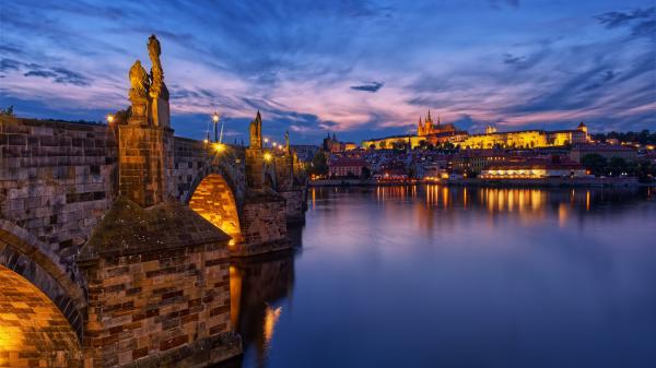 Free czech republic charles bridge in prague during dusk evening 4k hd travel wallpaper download