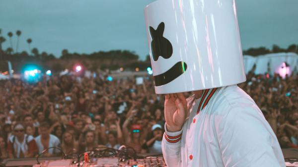 Free dj marshmello in the front of audience playing electronic music 4k 5k hd marshmello wallpaper download