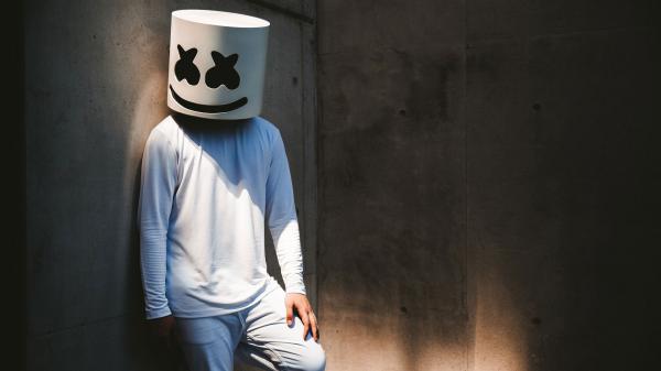 Free dj marshmello is leaning back on wall wearing white dress and led helmet hd marshmello wallpaper download