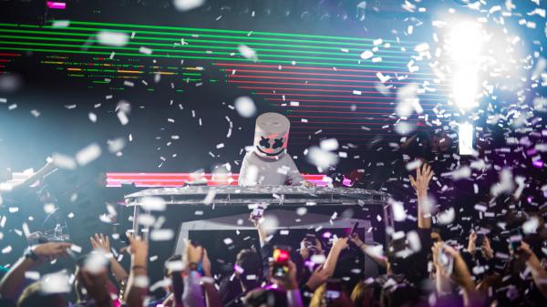 Free dj marshmello is wearing white dress standing in the front of audience playing electronic music hd marshmello wallpaper download