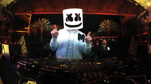 Free dj marshmello with electronic music instrument showing hand sign 4k hd marshmello wallpaper download