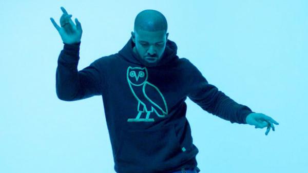 Free drake in dancing movement wearing owl print t shirt in light background 4k hd drake wallpaper download