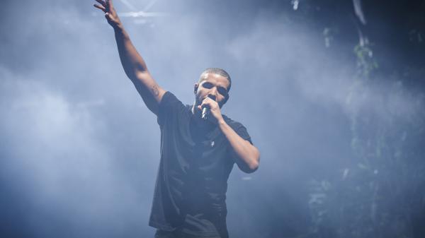 Free drake is singing in fog background wearing black t shirt hd drake wallpaper download