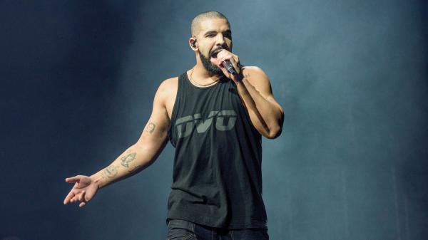 Free drake is singing with mike wearing sleeveless t shirt with ovo print 4k hd drake wallpaper download