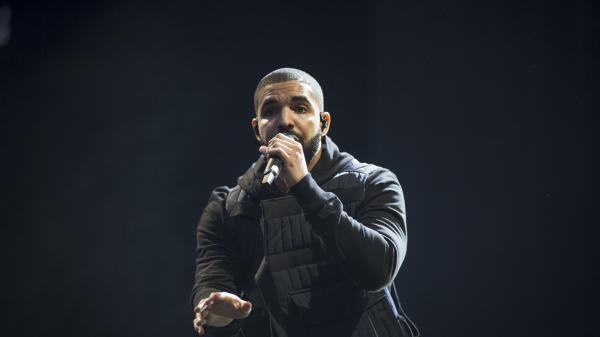 Free drake is wearing black jerkin having mike in hand in black background hd drake wallpaper download