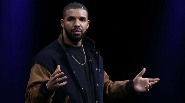 Free drake is wearing black t shirt and blue brown overcoat and silver chain on neck hd drake wallpaper download