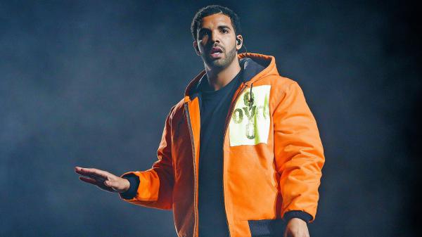 Free drake is wearing black t shirt orange jerkin in black fog background hd drake wallpaper download