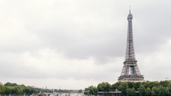 Free eiffel tower paris on side with background of gray clouds 4k hd travel wallpaper download