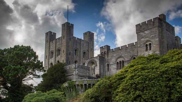 Free england bush castle under cloudy sky hd travel wallpaper download