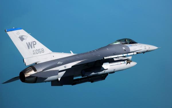 Free f 16 fighting falcon at kunsan air base wallpaper download