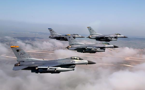 Free formation of f 16 fighting falcons wallpaper download