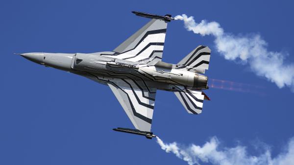 Free general dynamics f 16 fighting falcon fighter aircraft wallpaper download