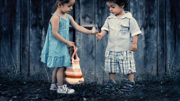 Free girl and boy baby are standing near wooden wall and baby boy having dandelion in hand 4k hd cute wallpaper download