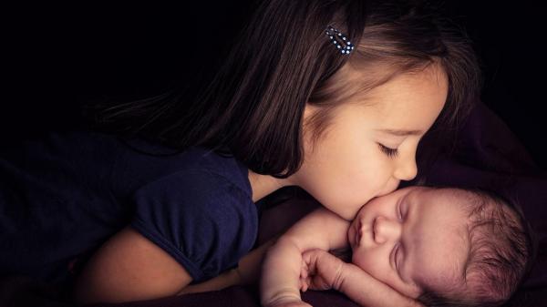 Free girl kiss a cute baby while baby sleeping hd cute wallpaper download