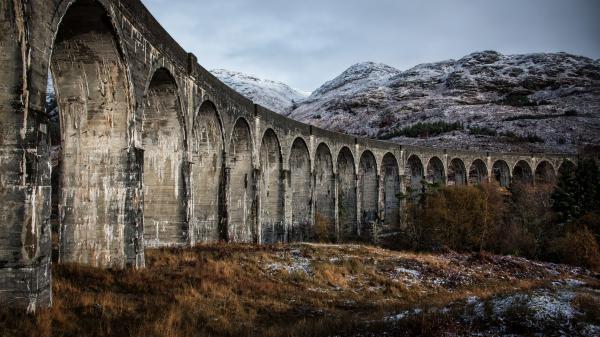 Free glenfinnan viaduct bridge near mountain in scotland hd travel wallpaper download