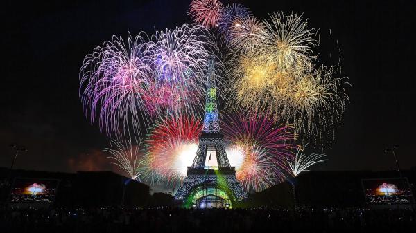 Free glittering eiffel tower with background of colorful fireworks and dark sky hd travel wallpaper download