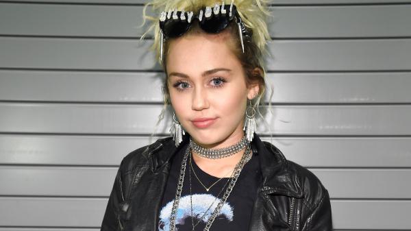 Free gray eyes miley cyrus is wearing black t shirt and leather coat hd miley cyrus wallpaper download