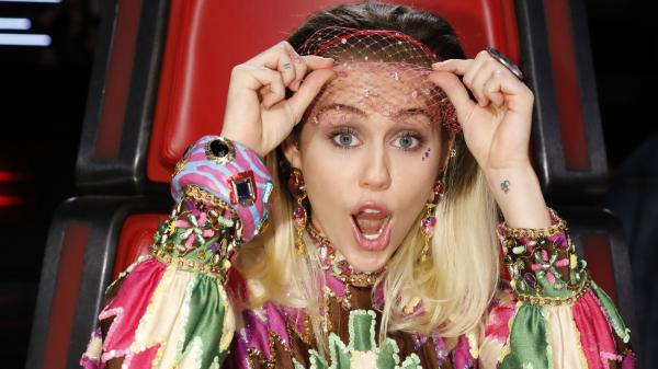 Free gray eyes miley cyrus with a small red net on forehead hd miley cyrus wallpaper download