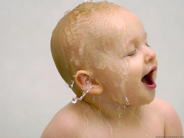 Free hd cute baby bathing wallpaper download