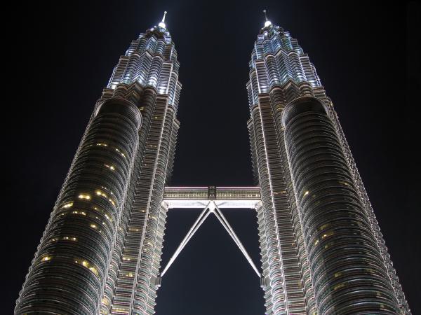 Free heights of petronas wallpaper download