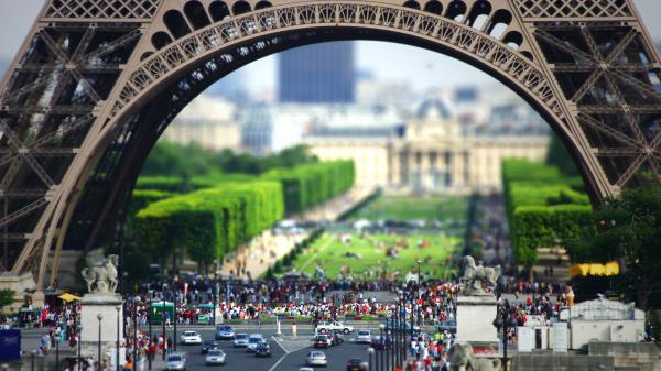 Free immensity of torre eiffel tower with cars on road and shallow background of green field and people hd travel wallpaper download