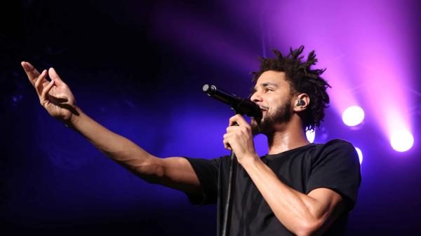 Free j cole is singing wearing black t shirt 4k hd music wallpaper download