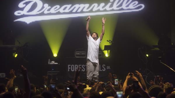 Free j cole on stage performing in front of audience wearing white t shirt 4k 5k hd music wallpaper download