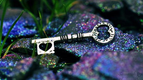 Free key surrounded by glitters hd glitter wallpaper download