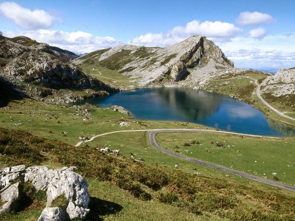 Free lake enol national park spain wallpaper download