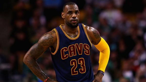 Free lebron james is standing in front of blur crowd background wearing blue sports dress basketball hd sports wallpaper download