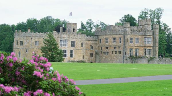 Free leeds castle in kent england hd travel wallpaper download