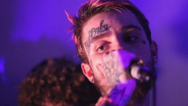 Free lil peep is singing with mike in hand having tattoos on face and hand hd music wallpaper download