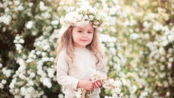 Free little cute girl is having flowers wreath on head and white flower basket in hands in white flowers background 4k hd cute wallpaper download