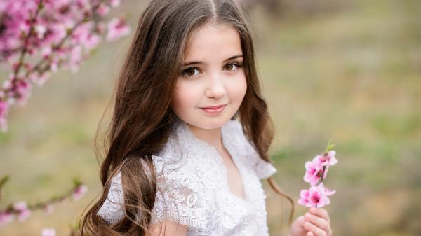 Free little cute girl is having pink flowers in hand wearing white dress hd cute wallpaper download