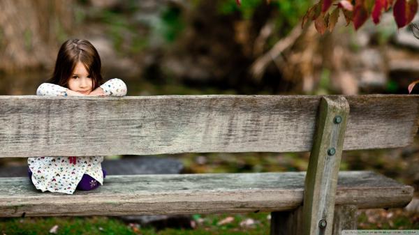 Free little girl is sitting on a wooden bench wearing white and purple dress hd cute wallpaper download