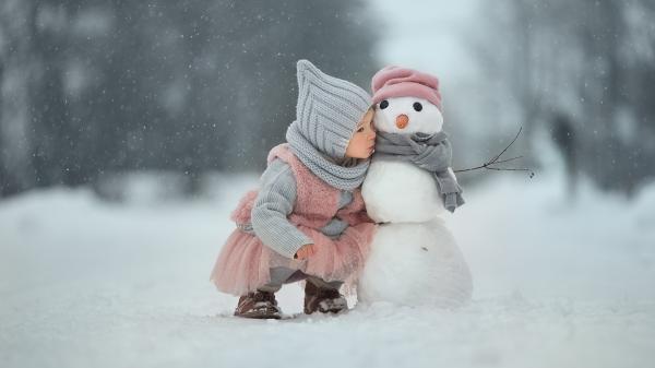 Free little girl is sitting on snow in snow field background wearing woolen dress with muffler hd cute wallpaper download