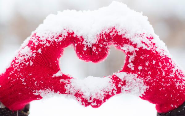 Free love heart snow hands 5k wallpaper download