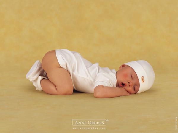 Free lovely sleeping baby wallpaper download