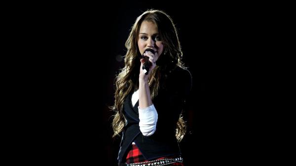 Free miley cyrus is singing with black background hd miley cyrus wallpaper download