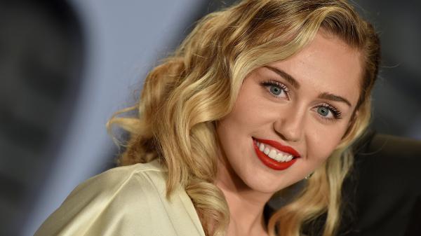 Free miley cyrus is smiling with red lips and gray eyes hd miley cyrus wallpaper download