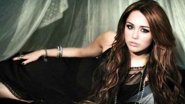 Free miley cyrus with black dress in gray screen background hd miley cyrus wallpaper download