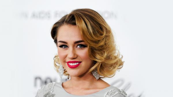 Free miley cyrus with blonde hair and red lips wearing gray dress hd miley cyrus wallpaper download