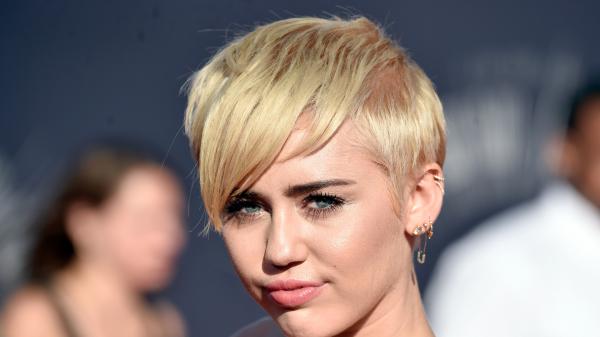 Free miley cyrus with short hair 4k hd miley cyrus wallpaper download