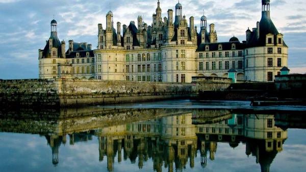 Free palace with reflection on water in france hd travel wallpaper download