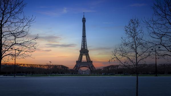 Free paris eiffel tower with blue sky background 4k 5k hd travel wallpaper download