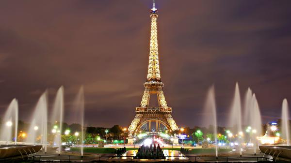 Free paris eiffel tower with water fountain on sides with clouds background 4k hd travel wallpaper download