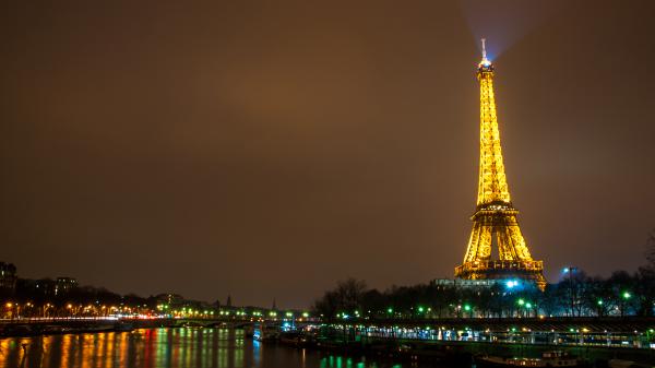 Free paris eiffel tower with yellow lighting with brown sky background 4k hd travel wallpaper download