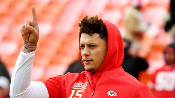 Free patrick mahomes is showing hand sign wearing head covered red tshirt in blur background hd sports hd wallpaper download