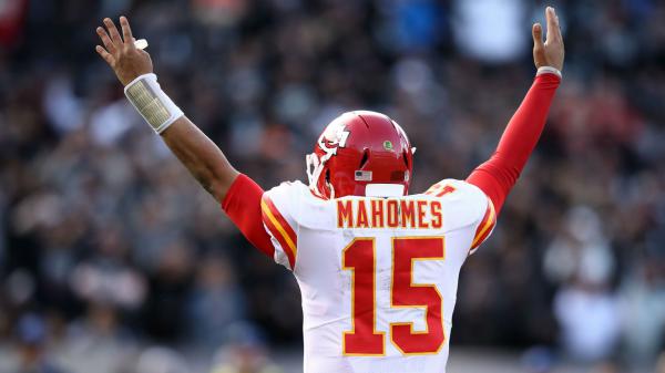 Free patrick mahomes is wearing white sports dress showing hands in the air with blur background hd sports hd wallpaper download